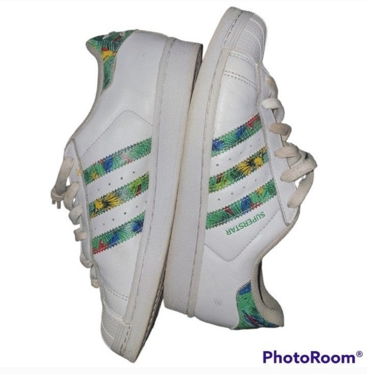 DatPrettyRed's tweet card. Thrift smarter: Superstar Adidas athletic, 27% off from verified 5-star seller. Good condition. Discover amazing secondhand deals daily.