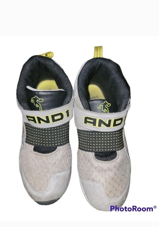 DatPrettyRed's tweet card. Thrift smarter: shoes AND1 boys (4+), from verified 5-star seller. Fair condition. Discover amazing secondhand deals daily.