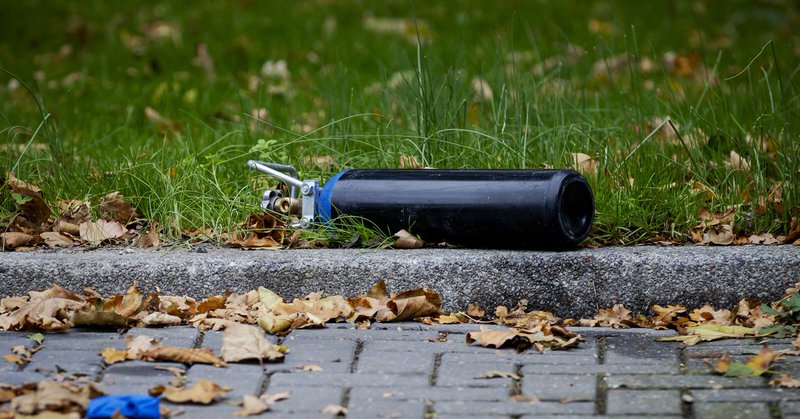 Twee aanhoudingen na vervoeren tientallen lachgastanks