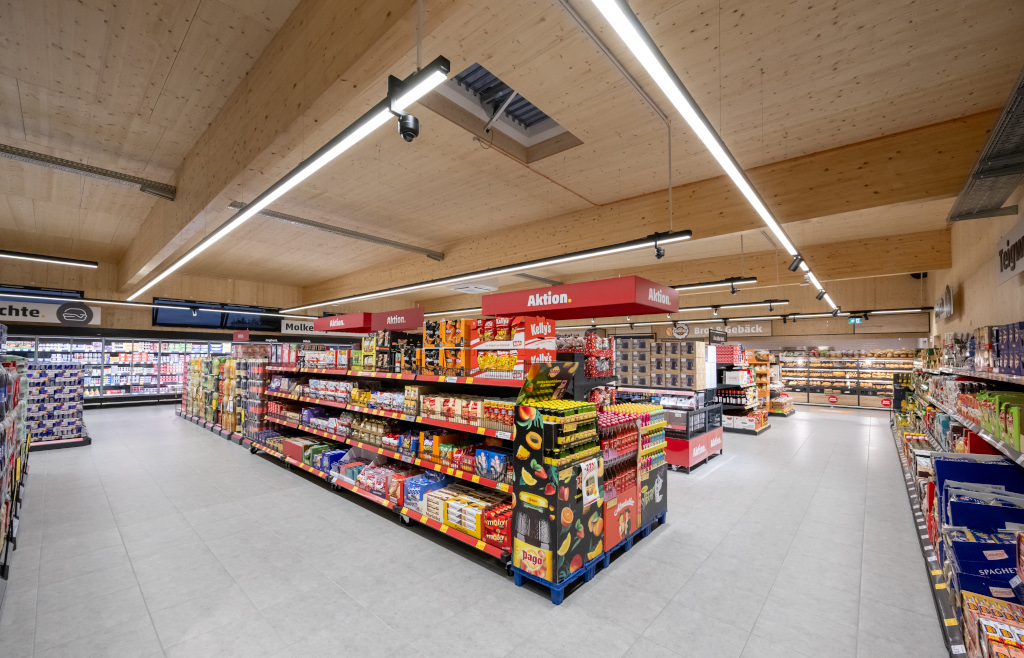 RetailOptimiser's tweet card. The new sustainability showcase Penny store in Weiden am See, Austria, uses the new lighting systems from Zumtobel.