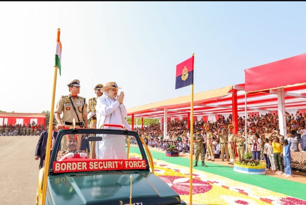 sambad_odisha's tweet card. କେନ୍ଦ୍ର ଗୃହମନ୍ତ୍ରୀ ଅମିତ ଶାହ କହିଛନ୍ତି, ବିଏସ୍ଏଫର ସାହସୀ ସୈନିକମାନେ ଅସାଧାରଣ ବୀରତ୍ୱ, କୌଶଳ ଏବଂ ନିଜ ଜୀବନ ପ୍ରତି ସମ୍ପୂର୍ଣ୍ଣ ଅଣଦେଖା ସହିତ 'ପ୍ରଥମ ପ୍ରତିକ୍ରିୟାଶୀଳ' ହେବାର ଦାୟିତ୍ୱ ନିର୍ବାହ କରିଛନ୍ତି-ଏପରିକି ଅନେକ...