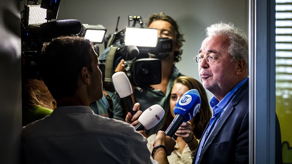 NOS's tweet card. De senatoren Koffeman en Nicolaï stappen per direct uit de partij. Ze gaan zelfstandig verder.