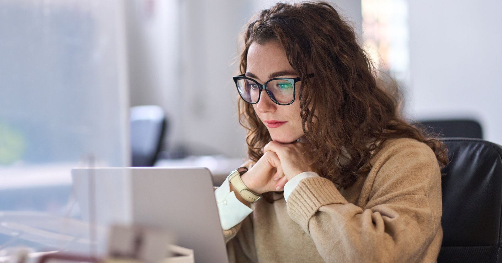 kamret's tweet card. How can you demonstrate E-E-A-T in your content? Here are some best practices to follow that will help benefit your SEO and the content on your site