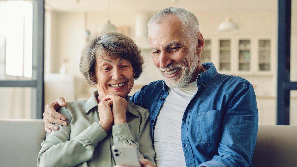 DefensorMayores's tweet card. Desde septiembre de este año, el monto de la PGU se elevó a $250.000 pesos mensuales para las personas de 82 o más años.