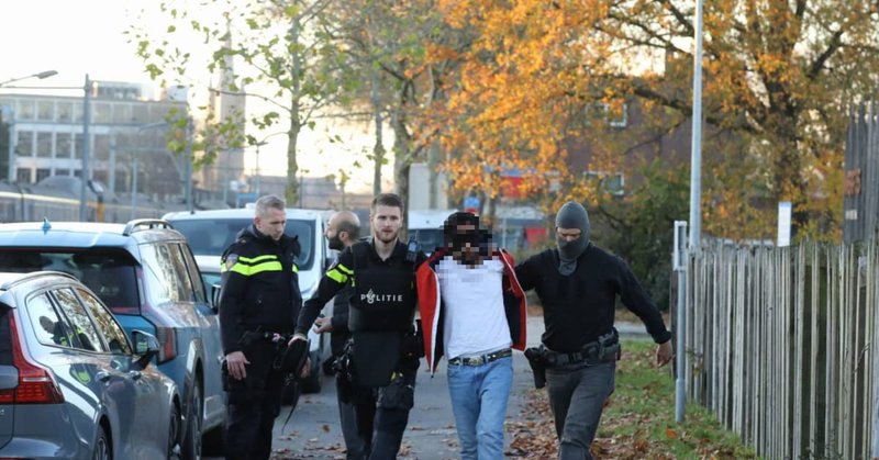 Politie haalt verdachten uit trein na bommelding in Hilversum