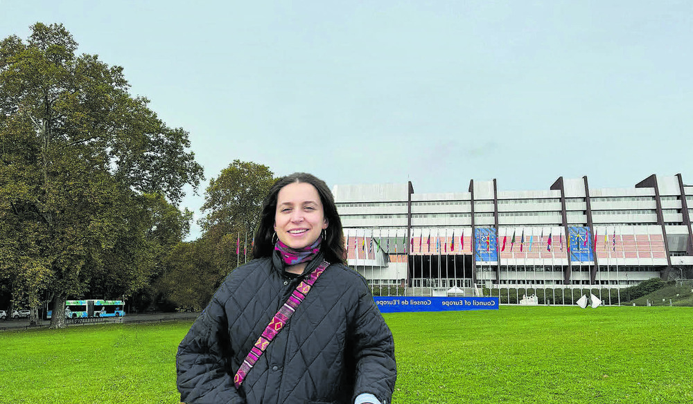 ColegioCirculo's tweet card. Tiene 27 años, toca el fagot y sueña con trabajar sobre el terreno en ayuda humanitaria. De momento, a Laura Montes Alonso la acaban de contratar en el Consejo de Europa, en Estrasburgo