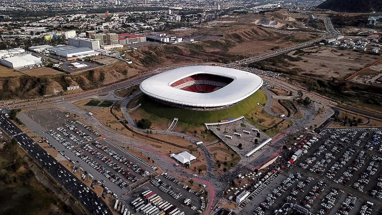 EntornoMexico_'s tweet card. Hallan 456 bolsas con restos humanos cerca del estadio Akron, sede del Mundial 2026, según colectivos que denuncian falta de información oficial.