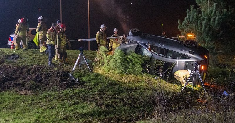 Auto rijdt van talud in Almere Poort, bestuurder in ziekenhuis overleden