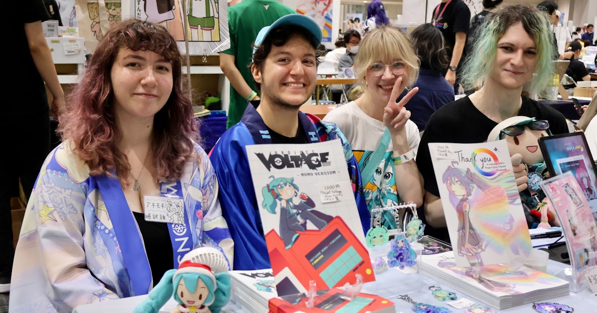 nikkei's tweet card. 日本最大の同人誌即売会「コミックマーケット」（コミケ）が12月、50周年を迎える。来場者数は延べ2830万人に到達。プロ作家の登竜門となり、コスプレなど数々の文化も根付かせてきた。ネット上に生成AI（人工知能）による画像が氾濫するなか、会場では作品愛を込めた手作りの二次創作があふれる。日本のコンテンツ産業のゆりかごの役割は今こそ大きい。「ただいまより、コミックマーケット106を開会します」。8