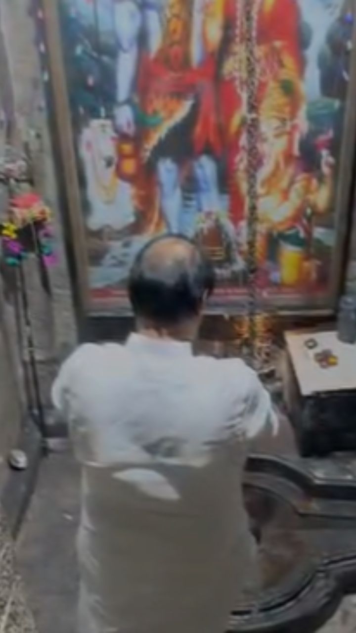 TV9Marathi's tweet card. उपमुख्यमंत्री अजित पवार आज बारामती दौऱ्यावर असून त्यांनी माळेगाव येथील नागेश्वर मंदिर येथे महादेवाचे दर्शन घेतले. याचा एक व्हिडिओ समोर आला आहे.