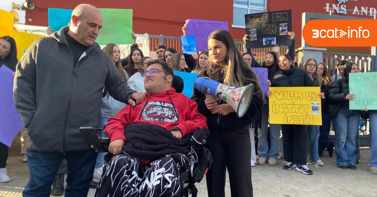 3CatInfo's tweet card. Els companys de classe del Ion paralitzen l'Institut Andreu Nin del Vendrell en solidaritat amb aquest estudiant d'Integració Social que s'ha quedat sense vetlladora per falta de pressupost