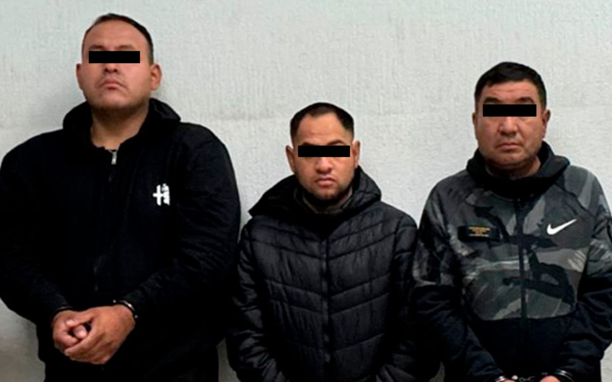 AristeguiOnline's tweet card. La Secretaría de Seguridad desplegó un operativo que culminó en la colonia 10 de Abril, en el municipio de Naucalpan, donde tres sujetos fueron capturados.