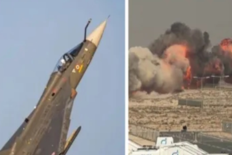 ApniDigiDiary's tweet card. सूचना यह है कि दुबई में एयर-शो के दौरान भारत का स्वदेशी लड़ाकू विमान ‘तेजस’ दुर्घटनाग्रस्त हो गया। विमान उड़ा रहे भारतीय वायु सेना के पायलट विंग कमाण्डर नमन सयाल का हादसे में निधन हो गया। ‘एयर शो’ के...