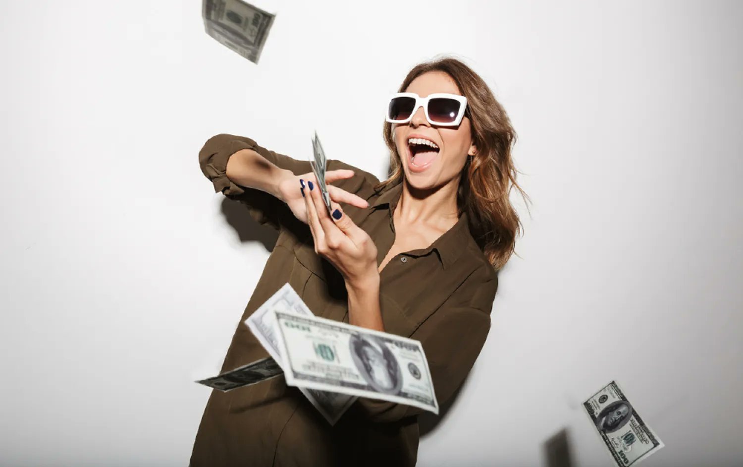 ElenaModelos's tweet card. Muchas creadoras de contenido para adultos se sienten abrumadas por conversaciones que no generan conversiones.