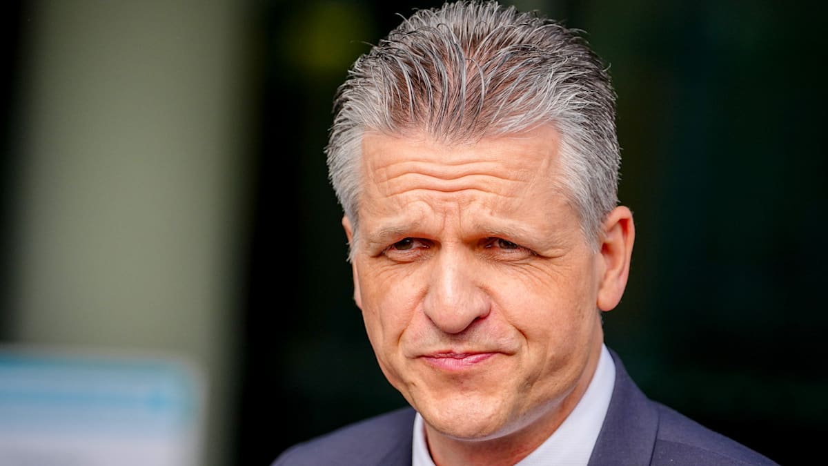 SilkeLutz's tweet card. Union und SPD haben sich auf ein gemeinsames Regierungsprogramm verständigt. Thorsten Frei, Geschäftsführer der Unionsfraktion, kündigt nun regelmäßige Rückführungen nach Syrien und Afghanistan an....