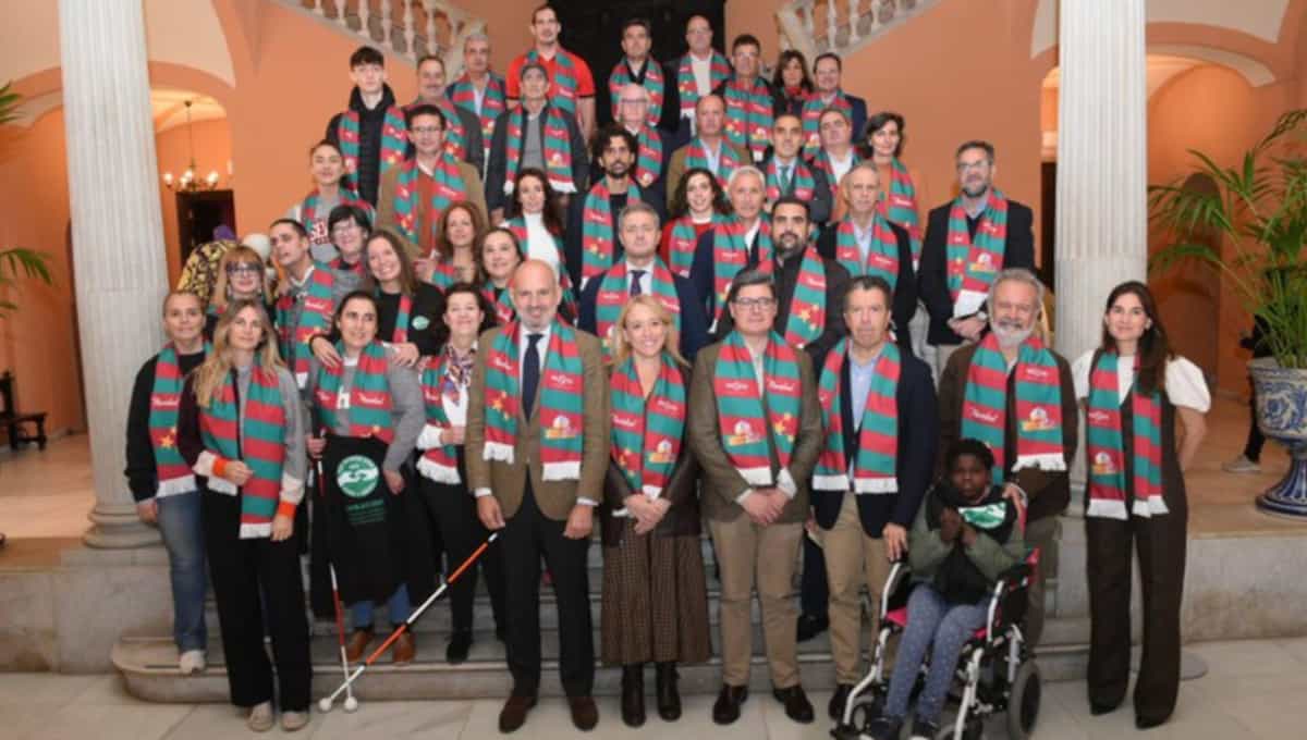 Estadio_ED's tweet card. El presidente de la Fundación RBB se marchó de un acto municipal de carácter solidario sin querer compartir posado con el presidente de honor nervionense