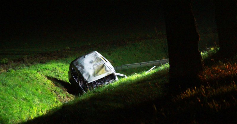 Automobilist overleden na ernstig ongeval; auto belandt in sloot en vliegt in brand