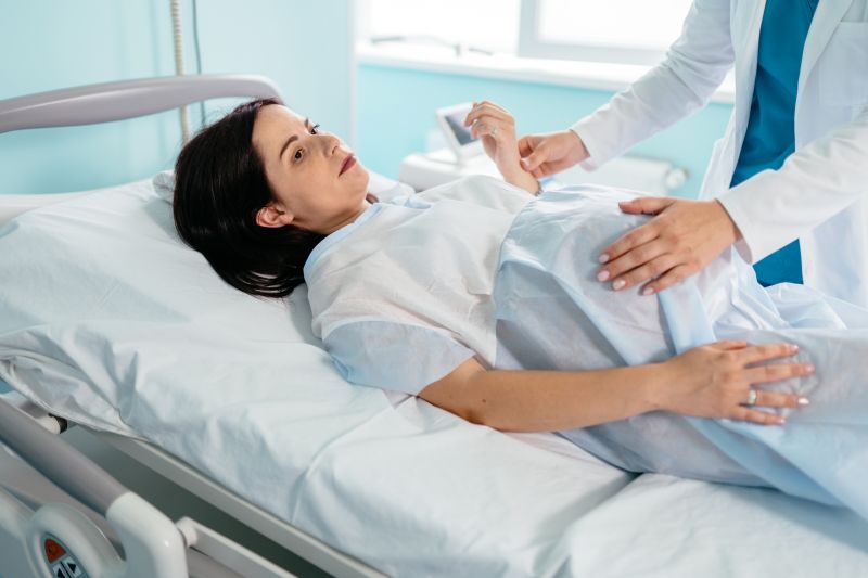 Hinshelwood_S's tweet card. Learn essential shoulder dystocia emergency responses in the delivery room. Discover life-saving maneuvers, legal considerations, and how quick action ensures safety for both mother and baby.