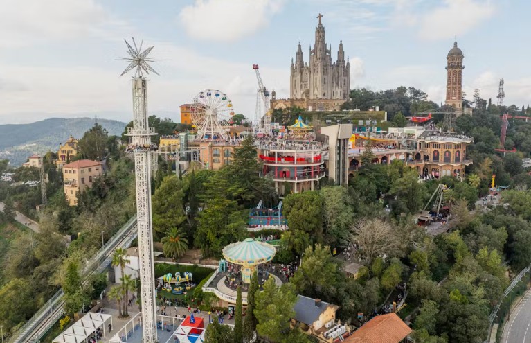 Plenainclusion's tweet card. Un chico viaja con su grupo al Parque del Tibidabo, en Barcelona. Allí hace una torre humana, sube a una atracción y vive momentos divertidos. También se encuentra con un jabalí muy grande. Fue un...