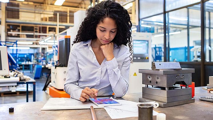 UNEX's tweet card. I just finished spending three days with a man named Josh Springer, inventor of “Bottoms up” a draft beer dispensing system that fills the glass from the bottom. 