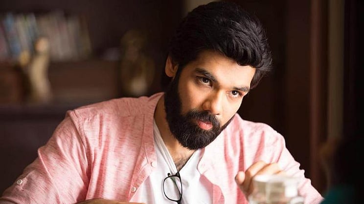 TamilTheHindu's tweet card. அருவருப்பாக இருக்கிறது என்று விஜய்க்கு எதிரான ஹேஷ்டேக் ட்ரெண்ட் தொடர்பாக, சிபிராஜ் காட்டமாகத் தெரிவித்துள்ளார்.நேற்று மாலையிலிருந்தே, அஜித் - விஜய் ரசிகர்களுக்க