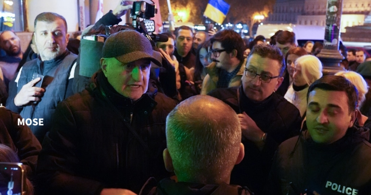 RTavisupleba's tweet card. თბილისში, ყოვედღიური ანტისამთავრობო გამოსვლებისას გამართულ მარშზე პოლიციამ 21 ნოემბერსაც დააკავა აქციის მონაწილე. მურმან შელია, რომელიც პოლიციამ ტროტუარზე დგომისას დააკავა, პოლიციელებს დაკავებამდე...