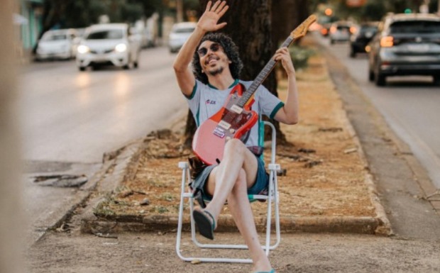 BlogNoiseRed's tweet card. Sem sobrenome que valha, de um jeito todo esquisito, no dia 05 de novembro, quarta,o cantor e compositor Olivêra lançou seu sexto álbum, Finja que não me conhece, que chega para alimentar o orgulho...