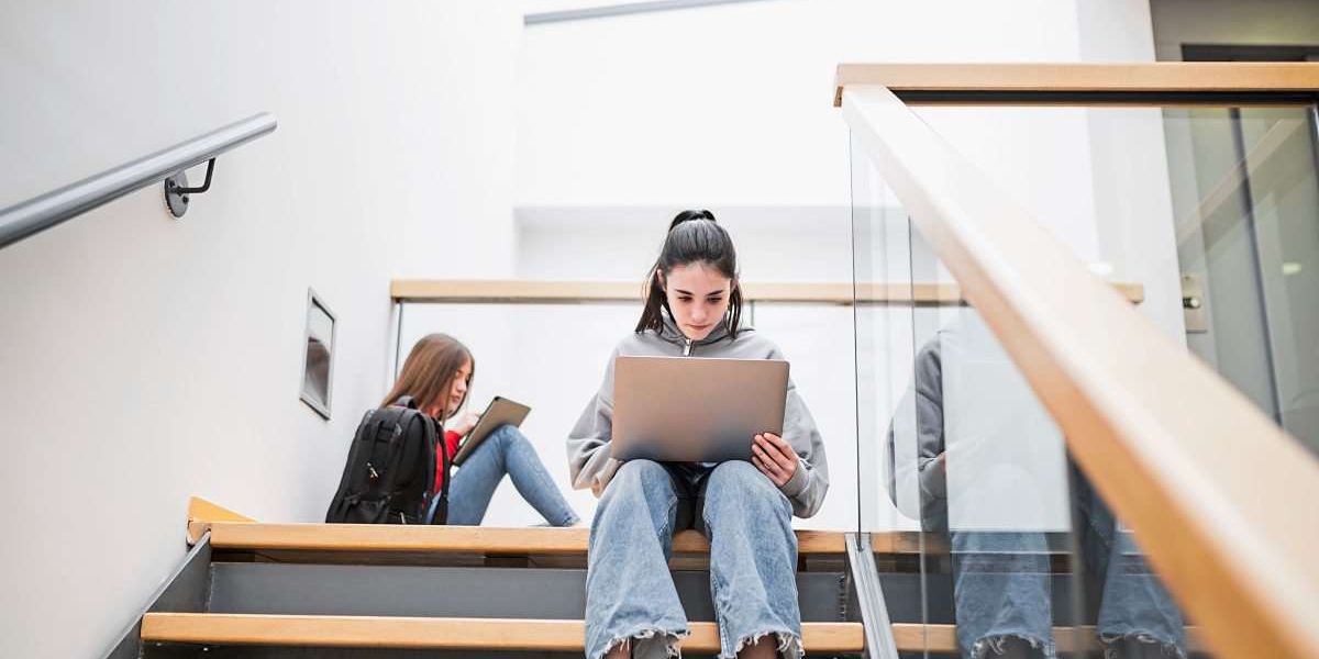 _code_it_'s tweet card. Damit wir uns in der digitalen Welt selbstbestimmt und kritisch bewegen können, müssen Schulen grundlegende Prinzipien der Informatik vermitteln. Computerwissenschaften müssen daher Deutsch oder...