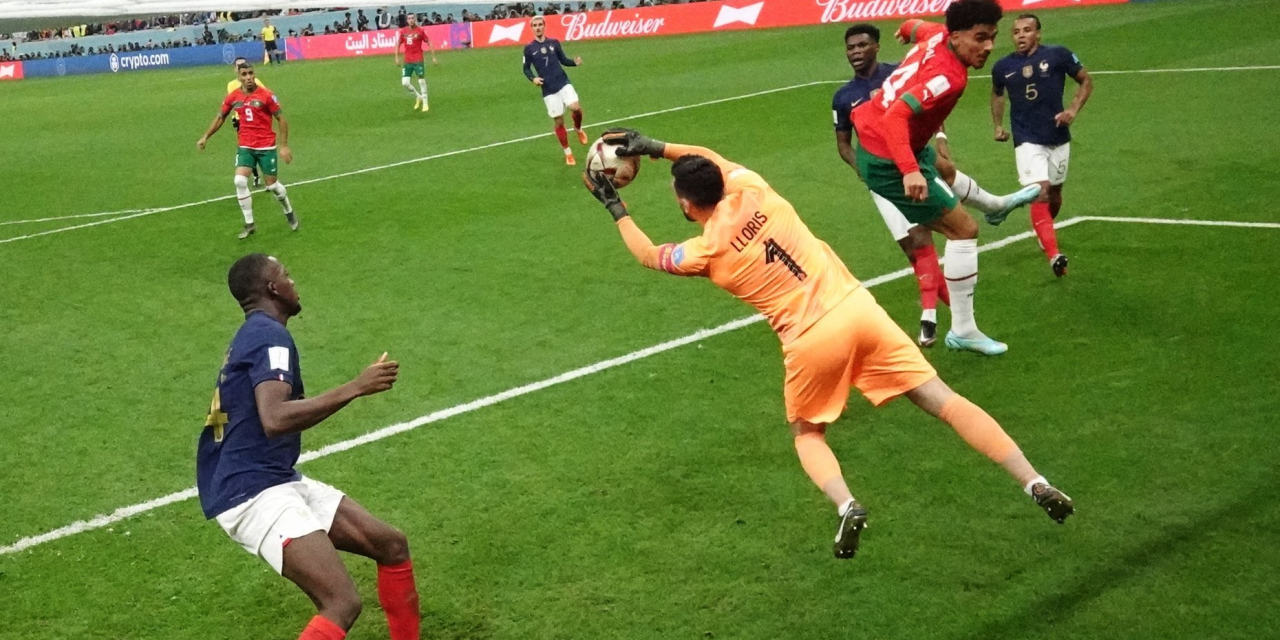 GSportsDataTech's tweet card. At the 2022 World Cup, in-stadium cameras and a sensor in the soccer ball collect information from 29 points on players’ bodies.