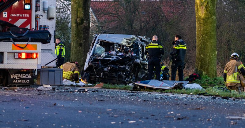 Vrachtwagen en busje botsen frontaal bij Biddinghuizen