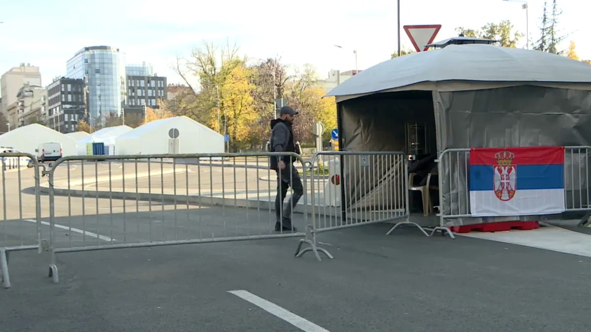 MayaNikolich's tweet card. Iako je kamera N1 polomljena, materijal je sačuvan. Novinarka N1 Maja Nikolić donosi priču zbog koje je u četvrtak i bila ispred šatorskog naselja, kada je jeda