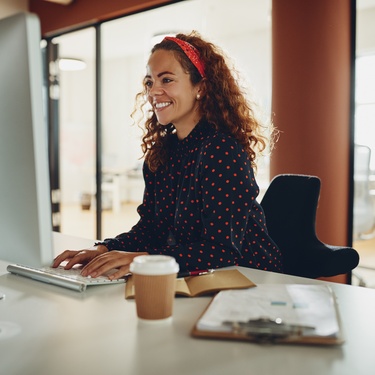 robinsnewswire's tweet card. Discover four practical ways to maintain an organized workspace. Learn how to declutter, implement filing systems, and optimize your desk for productivity.