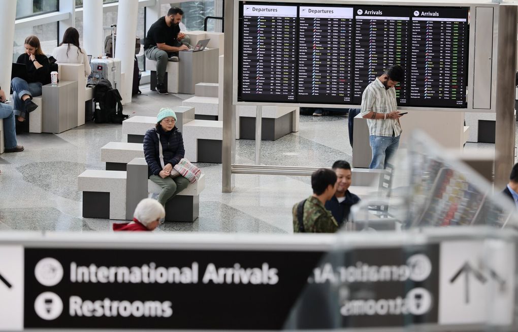 LRosenblatt_'s tweet card. Lawmakers are bristling at unprecedented action from federal officials to reduce flights amid the government shutdown. They have issued a call for more data.