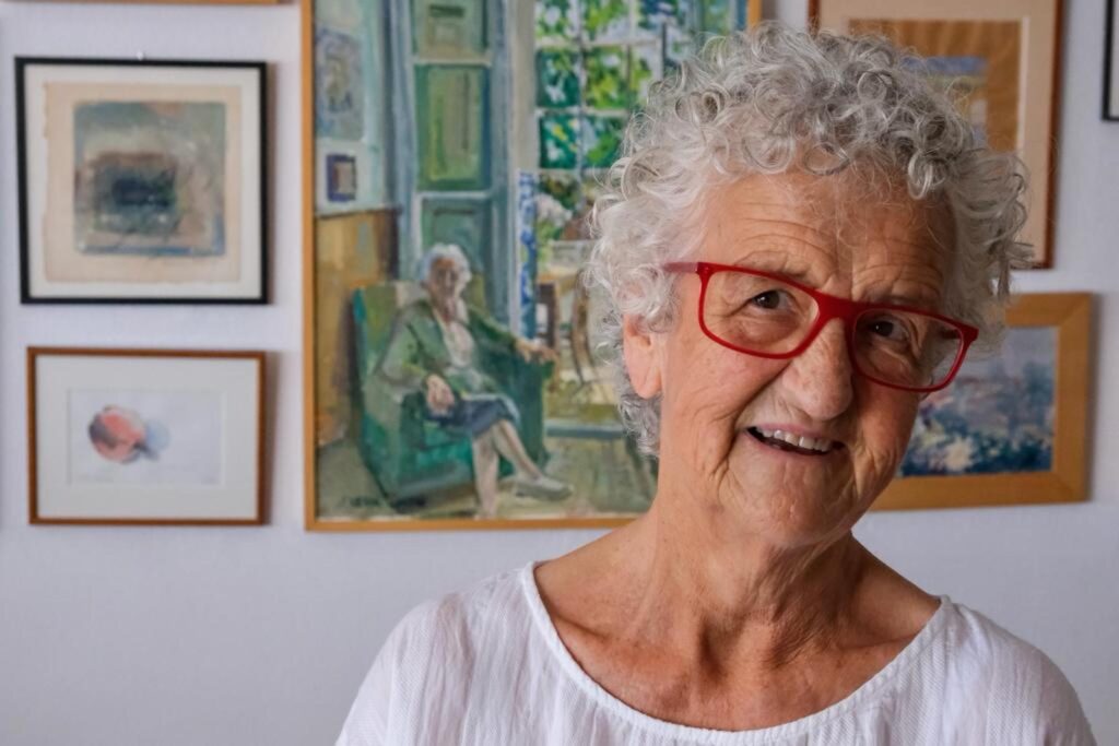 VilaWeb's tweet card. Entrevista a l'il·lustradora Roser Capdevila, que li acaben d'atorgar la Medalla d'Or de la Generalitat de Catalunya