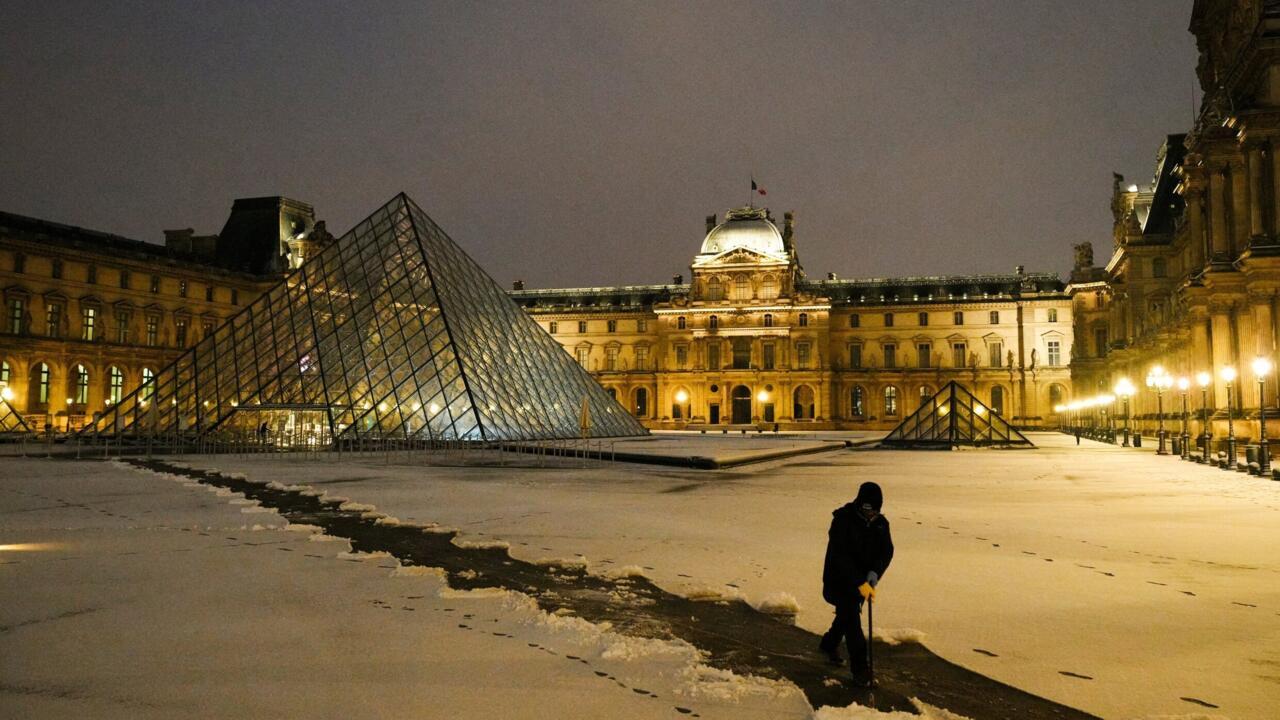FrenchLatest's tweet card. La moitié nord de la France s'est réveillée sous la neige jeudi matin. Les autorités ont relevé 2 à 5 cm – et jusqu'à 10 cm à certains endroits – en Normandie, et 1 à 4 cm en région parisienne. Les...