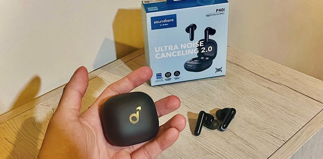 gizmodojapan's tweet card. この価格帯でノイズキャンセリングばっちり。今回ご紹介するのはAnker（アンカー）から発売されている｢Soundcore P40i｣。これまでは同じくAnkerから発売されている｢Soundcore Life P2 Mini｣を使用していたのですが、ノイズキャンセリング機能に魅力を感じ、こちらに手を出してみることに。ノイズキャンセリング機能（ウルトラノイズキャンセリング 2.0）がついていながら