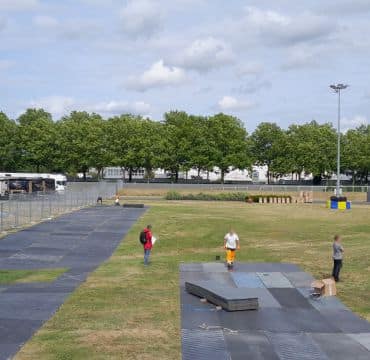 GroupeTSPS's tweet card. TSPS a assuré l’accessibilité du circuit des 24 Heures du Mans 2025 : pistes, plateformes et allées temporaires pour stands, PMR et logistique.