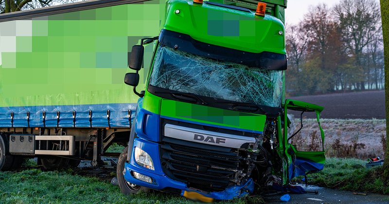 Bestelbus botst frontaal op vrachtwagen op Rietweg bij Dronten