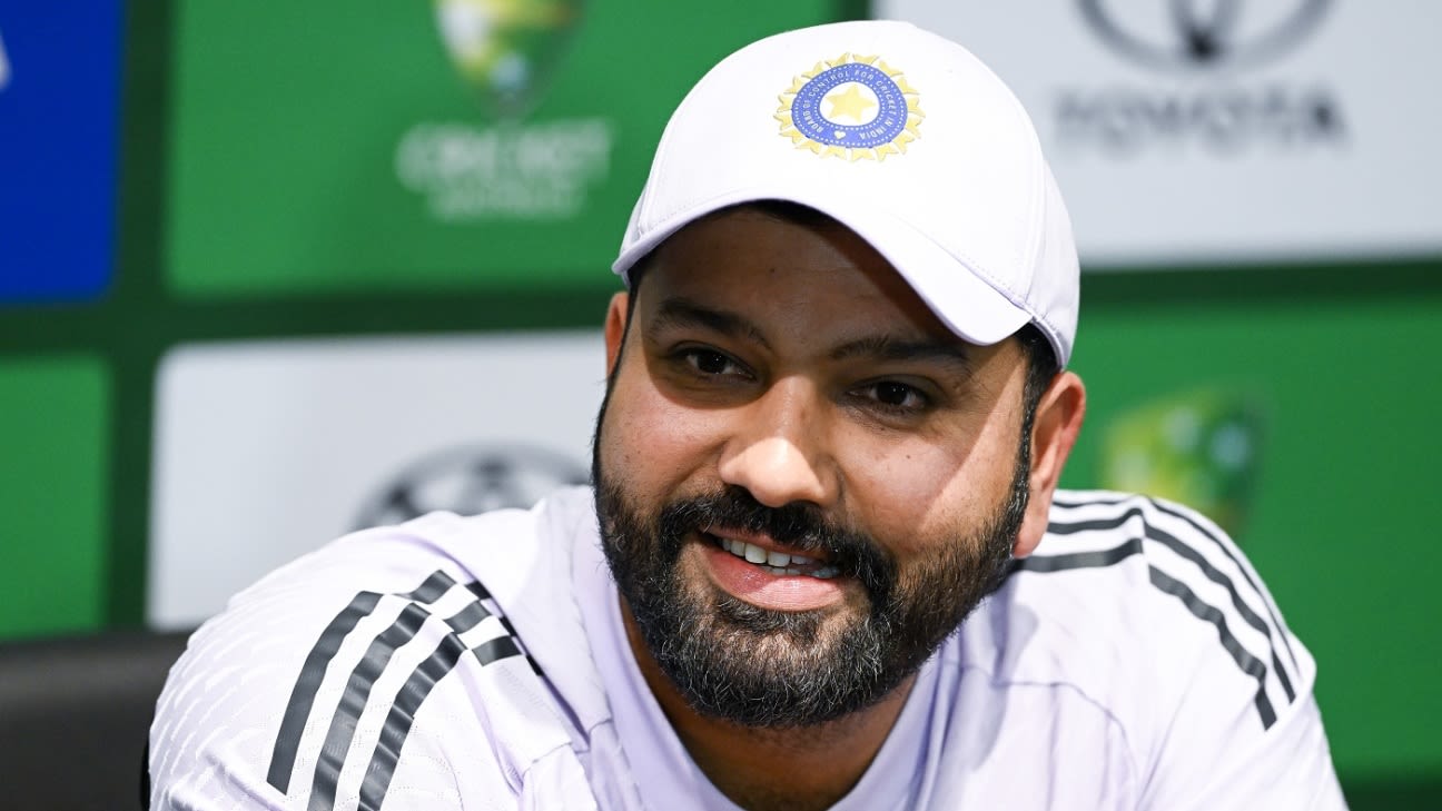 ShashiTharoor's tweet card. Mohammed Siraj has lost his place to Arshdeep Singh in India's 15-man squad