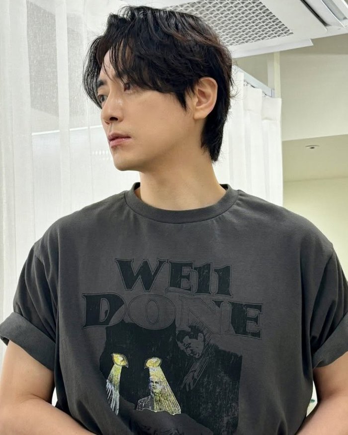 ksnapp_offcl_en's tweet card. Lee Jun Hyuk showed off his warm charm by sharing photos on Instagram.