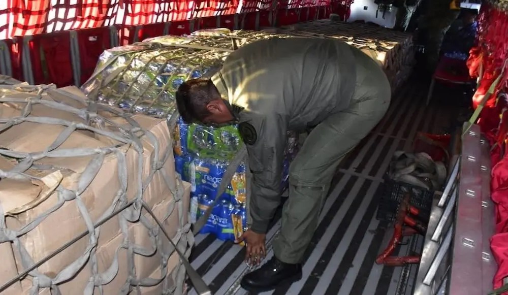 DDConfianza's tweet card. La ASF detecta irregularidades por 2.7 millones de pesos en apoyos a damnificados del huracán Otis, incluyendo falta de documentación y pagos duplicados.