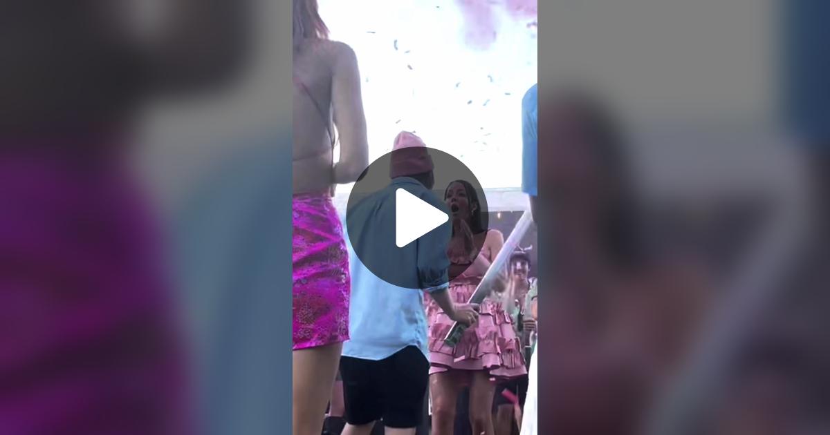 Michael5SOS's tweet card. 223.5K likes, 1871 comments. “baby clifford causing chaos already, eta 11/11 🥰💕🥹”