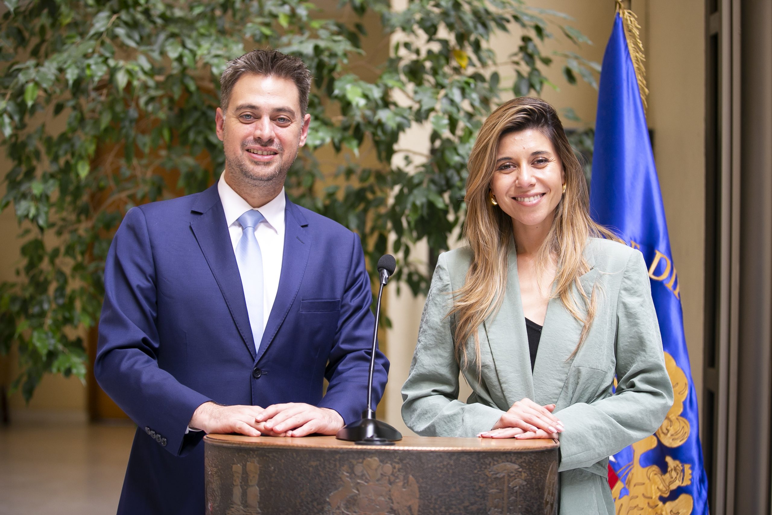 ElPeriodista's tweet card.     Los diputados PS, Daniel Manouchehri  y Daniella Cicardini, junto a otros parlamentarios, ingresarán mañana a las 16 horas una acusación constitucional en contra del ministro de la Corte Suprema...