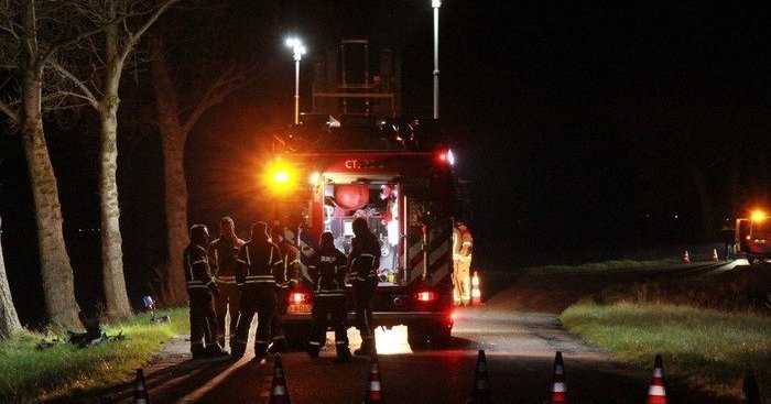 Auto vliegt in brand, inzittende overleden