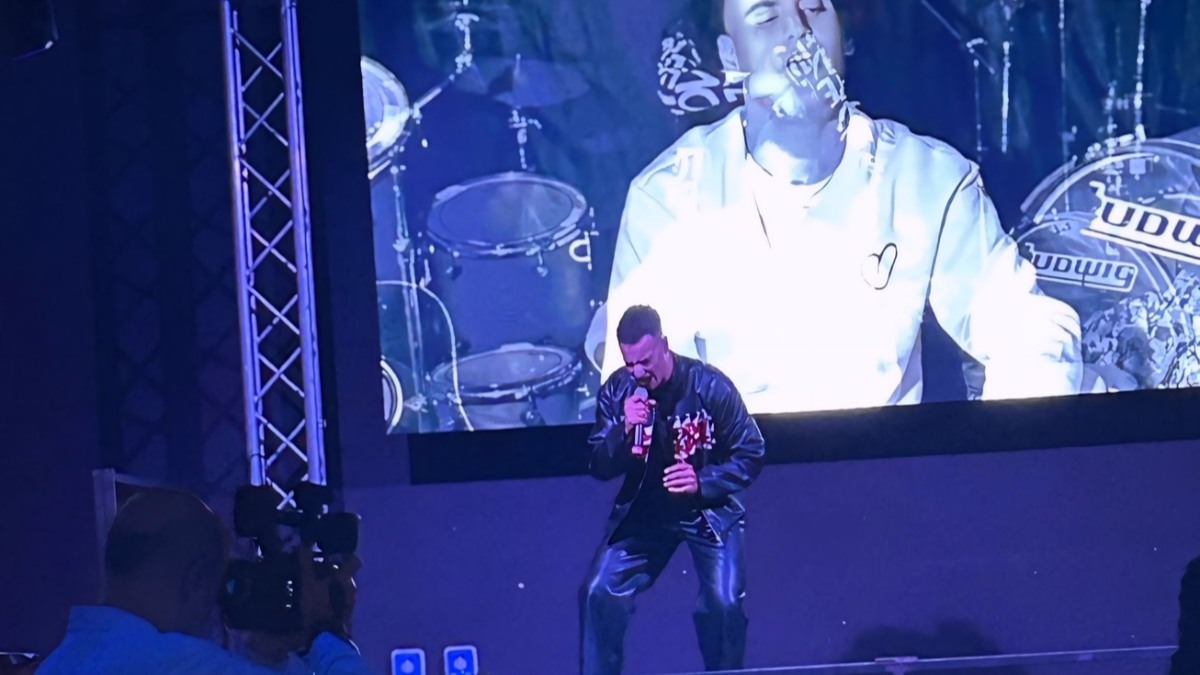 crotoneok's tweet card. Premiato dal maestro Claudio Daiano, il giovane cantautore isolitano conferma il suo talento e apre un nuovo capitolo della sua carriera musicale