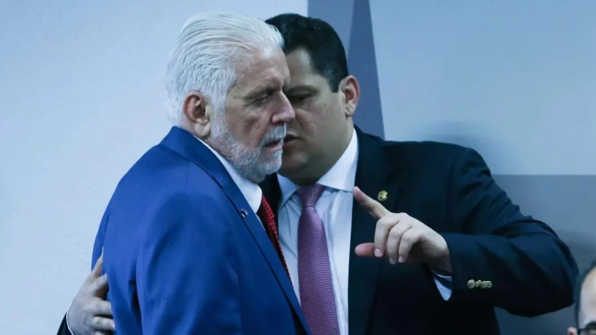 agendadopoder's tweet card. Alcolumbre rompe com Jaques Wagner após disputa pela vaga no STF e diz que relação com o líder do governo está encerrada.