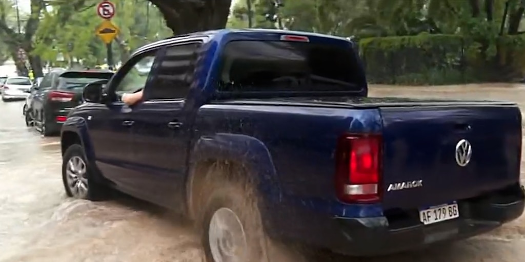 maxihinz's tweet card. El incidente, en la intersección de La Pampa y Ramsay duró varios minutos y tuvieron que intervenir personal de Bomberos y de AySA