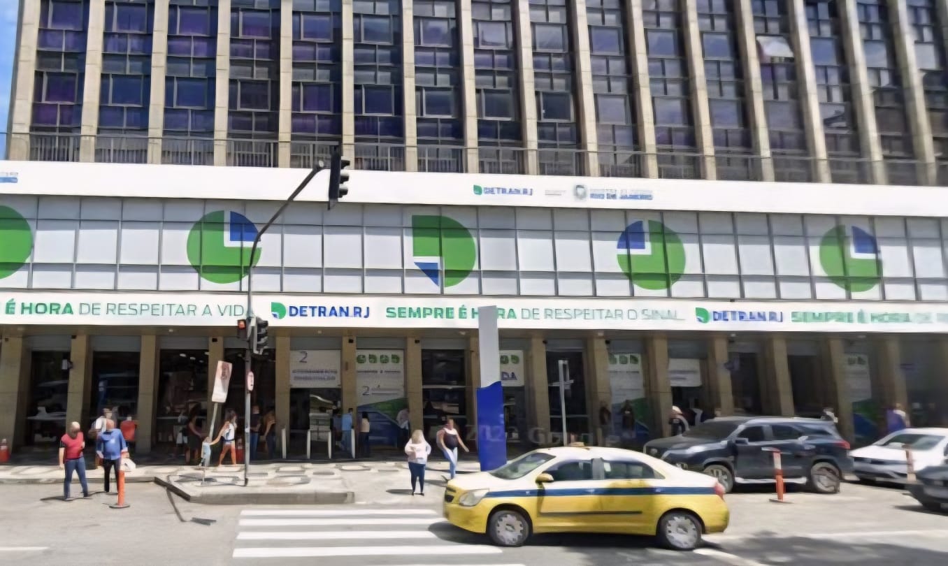 agendadopoder's tweet card. O DetranRJ suspendeu o credenciamento de clínicas médicas e psicológicas após determinação do TCE-RJ para apurar irregularidades e revisar contratos, afetando serviços de habilitação em todo o estado.