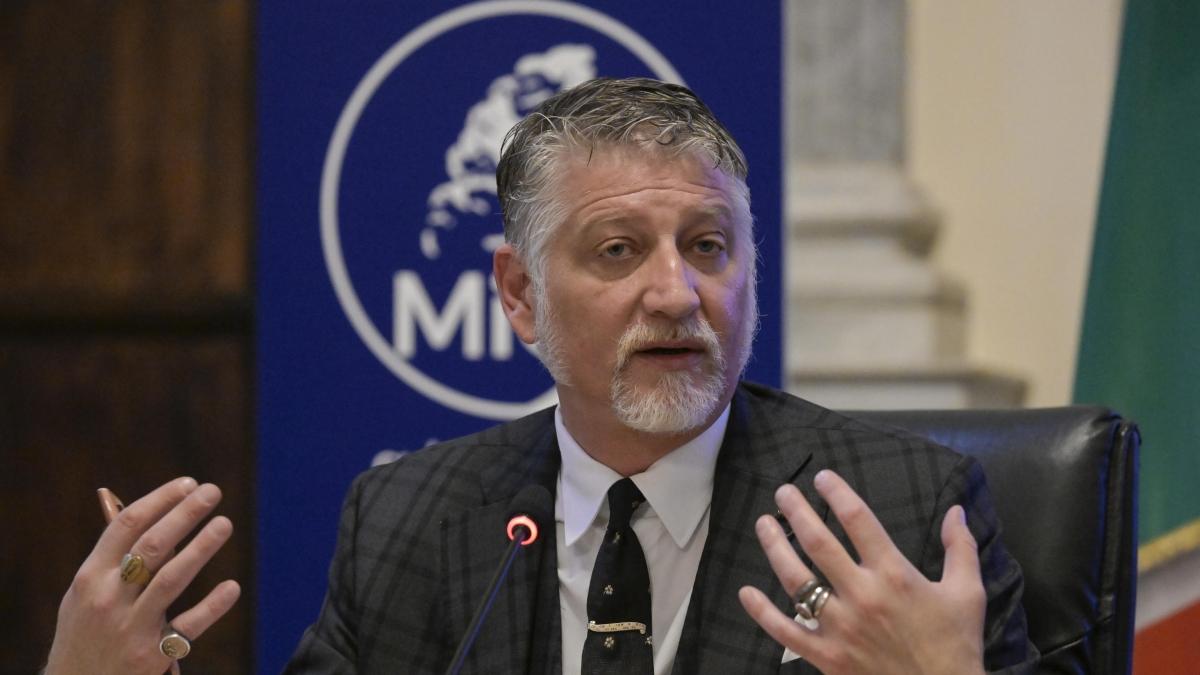 Corriere's tweet card. Piero Tatafiore ha comunicato le sue dimissioni «immediate e irrevocabili»: «Mi scuso per l'utilizzo di strumenti istituzionali per comunicazioni di natura politica». Avrebbe anche passato informaz...