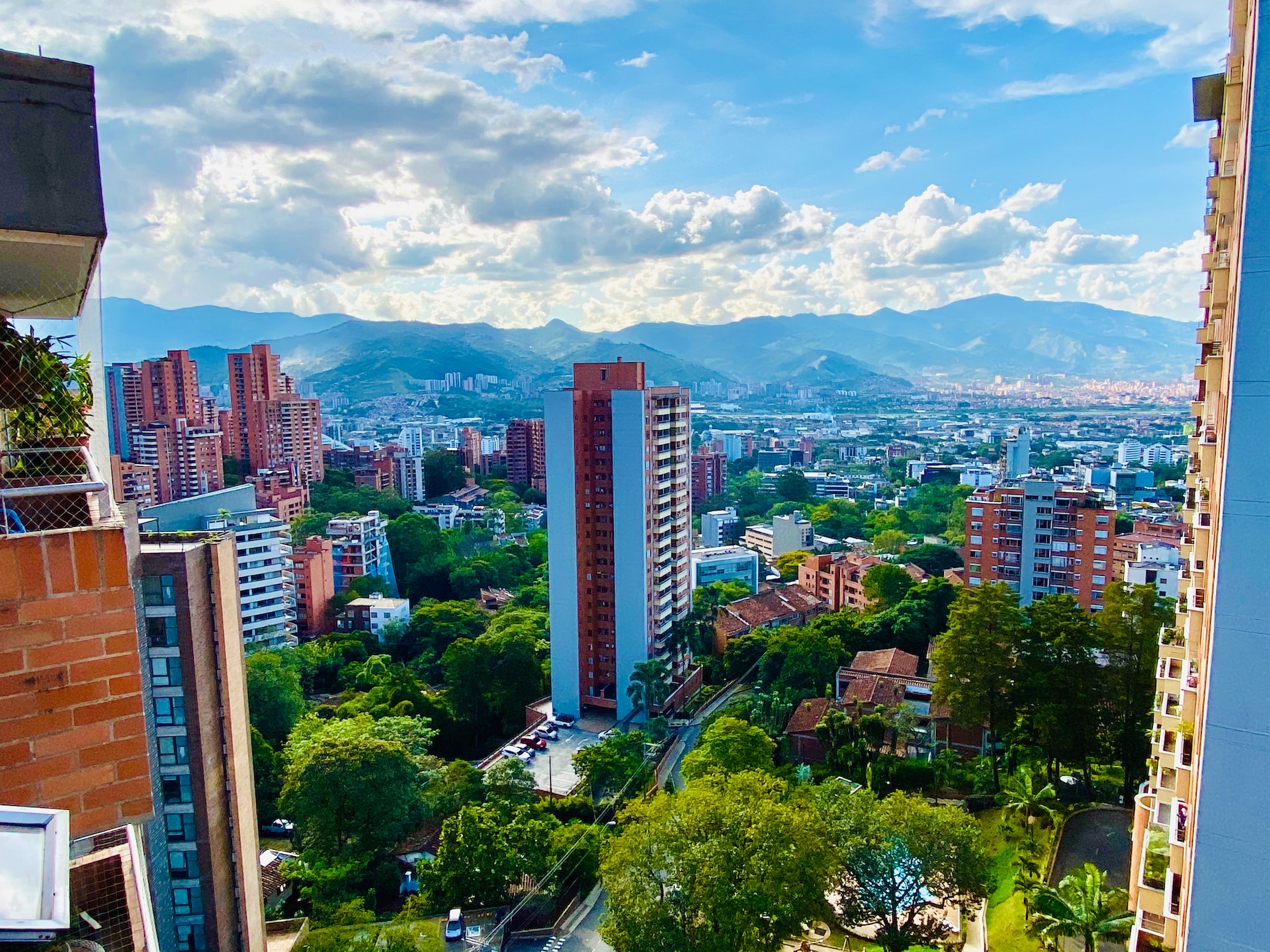 xixerone_en's tweet card. Wondering where to stay in Medellín? From upscale El Poblado to down-to-earth Laureles and the vibrant Centro, these are the best districts and hotels in the city.